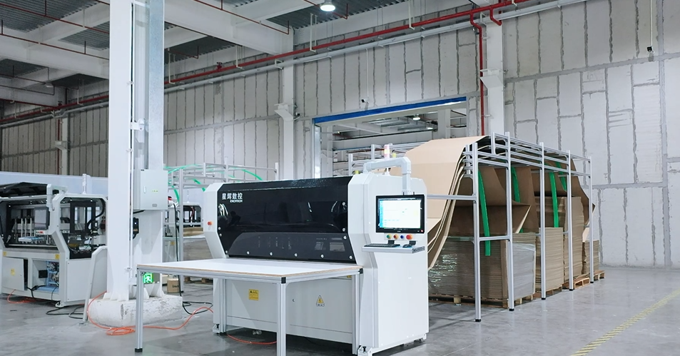 Excitech, mebel fabrikinin qablaşdırma sənayesi üçün yüksək sürətli karton maşınını işə salır.
