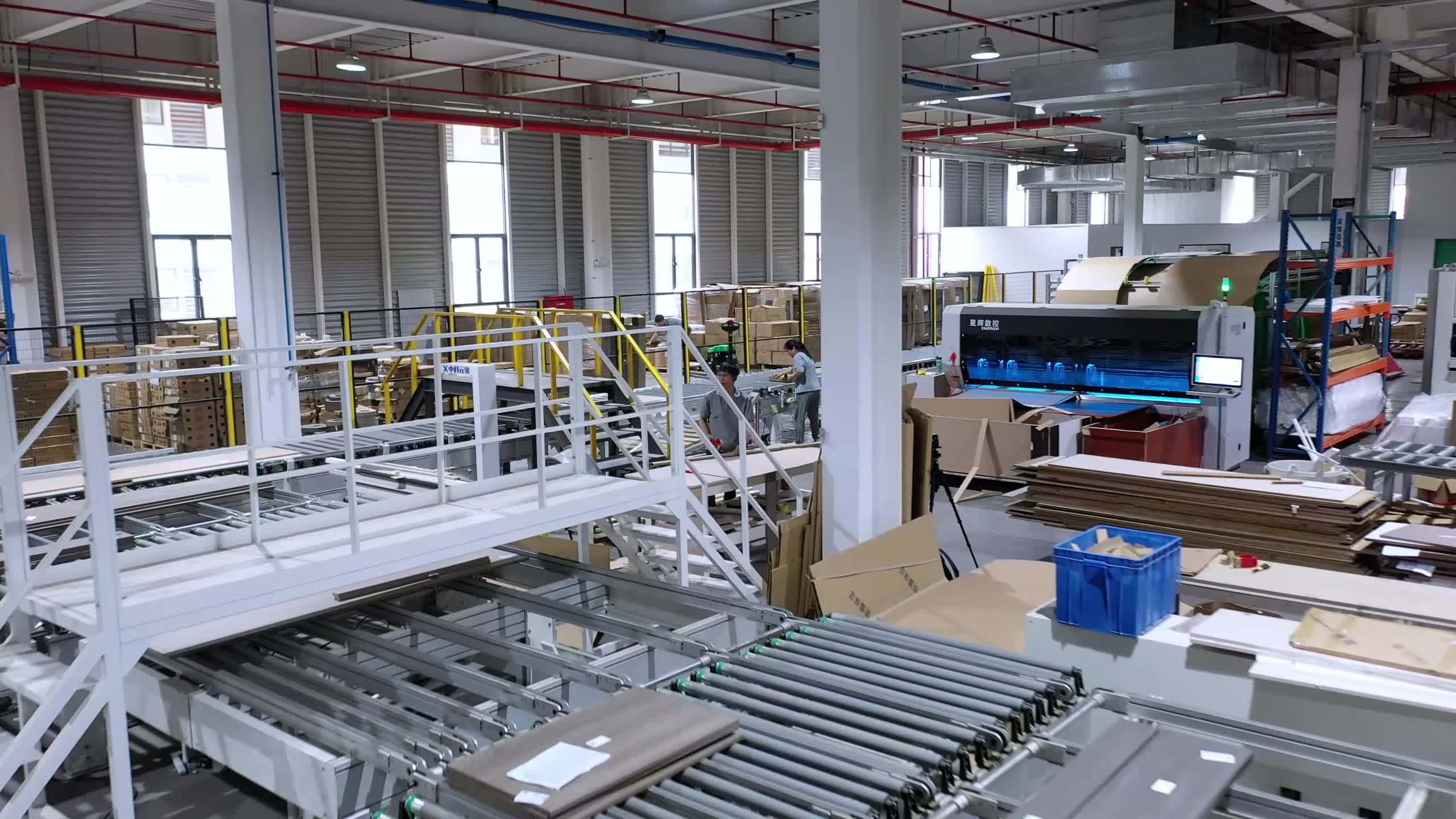 EXCITECH qablaşdırma maşını öz unikal üstünlüklərini nümayiş etdirir və mebel sifarişlərinin qablaşdırma səmərəliliyini artırır.