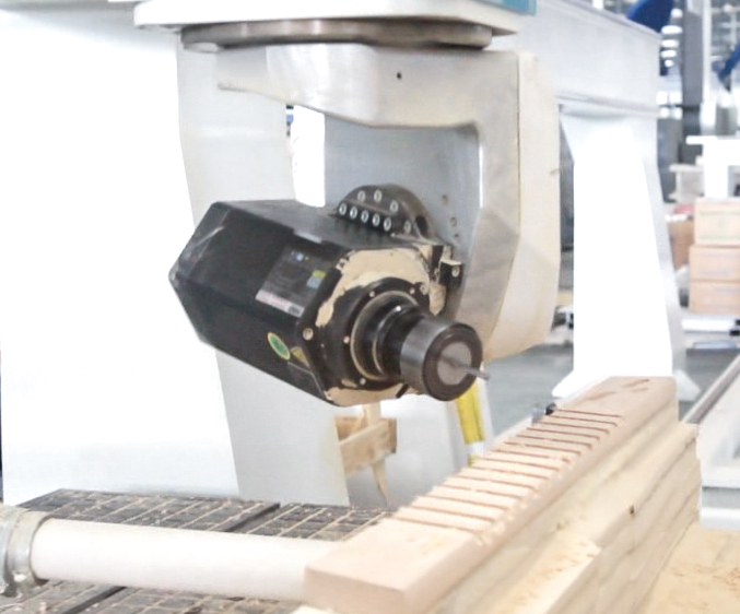 E10 Vantage Beş oxlu emal mərkəzi müxtəlif materiallara tətbiq olunur